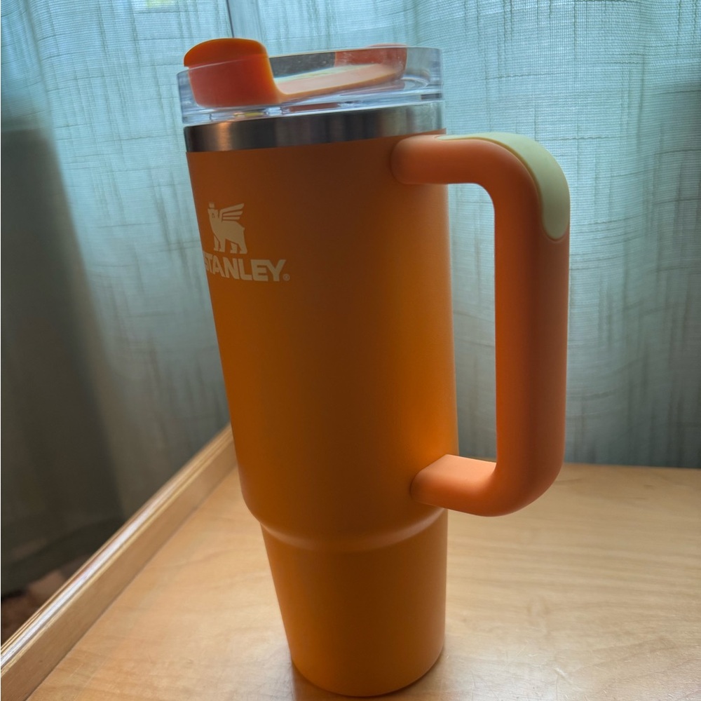 Stanley 30oz stainless steel H2.0 flow state quencher tumbler marigold - Picture 4 of 9